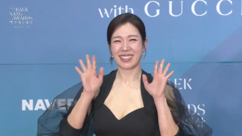 ▲《苦盡柑來遇見你》飾演IU媽媽的廉惠蘭（如圖）、《背著善宰跑》金惠奫登上第61屆《百想藝術大賞》星光大道。（圖／NAVER TV）