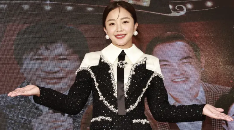 ▲28歲藝人賴慧如（如圖）上月舉辦婚禮鬧出4鬧劇，今（5）日她出席《鑽石舞台之夜》演唱會記者會打趣自嘲：「比我發片新聞還多！」下秒胡瓜調皮喊聲爆料，讓賴慧如嚇得緊張：「你要講什麼！」（圖／記者吳翊緁攝影）