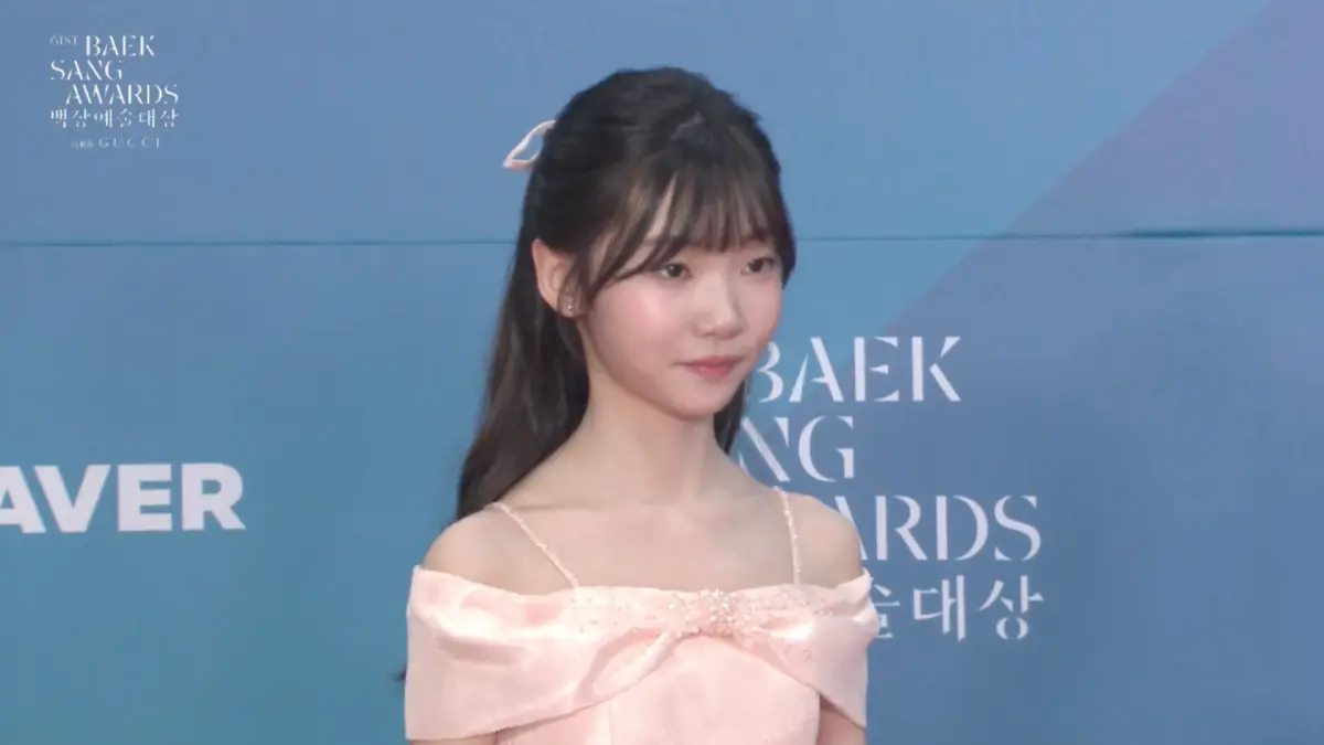▲第61屆韓國百想藝術大賞於今（5）日正式登場，《苦盡柑來遇見你》中飾演小愛純的金泰妍（如圖），穿著IU一手包辦的禮服走上典禮紅毯，看起來特別緊張的她，還被主持人用劇中名言安撫「想做什麼都做」。（圖／NAVER TV）