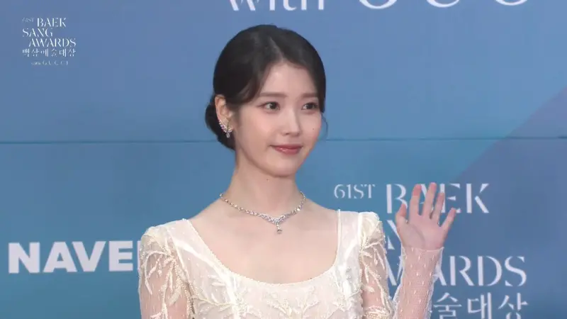 ▲IU（李知恩）步上紅毯，聽到攝影師喊「揮手」，非常暖心地朝各個角度揮手、比愛心。（圖／NAVER TV）