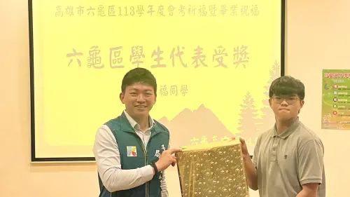 ▲局長吳立森（左）頒證獎品給翼有福同學（右）。（圖／高市府教育局提供）