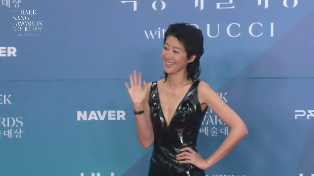 ▲入圍本屆本想藝術大賞「女子綜藝賞」的洪真慶，穿著神似「黑色垃圾袋」的深V的禮服到達典禮現場。（圖／NAVER TV）