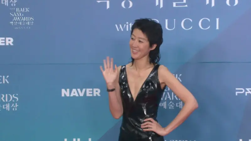 ▲入圍本屆本想藝術大賞「女子綜藝賞」的洪真慶，穿著神似「黑色垃圾袋」的深V的禮服到達典禮現場。（圖／NAVER TV）