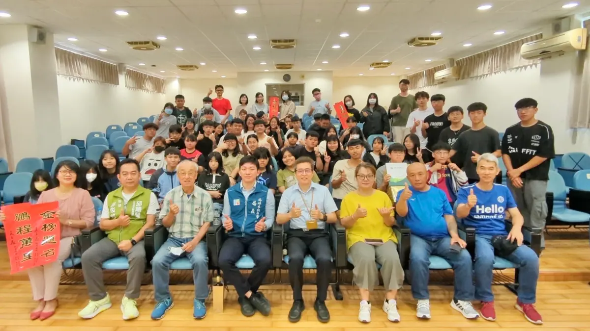 ▲教育局長吳立森（前排左四）到六龜高中為學生國中會考與畢業生祝福。（圖／高市府教育局提供）