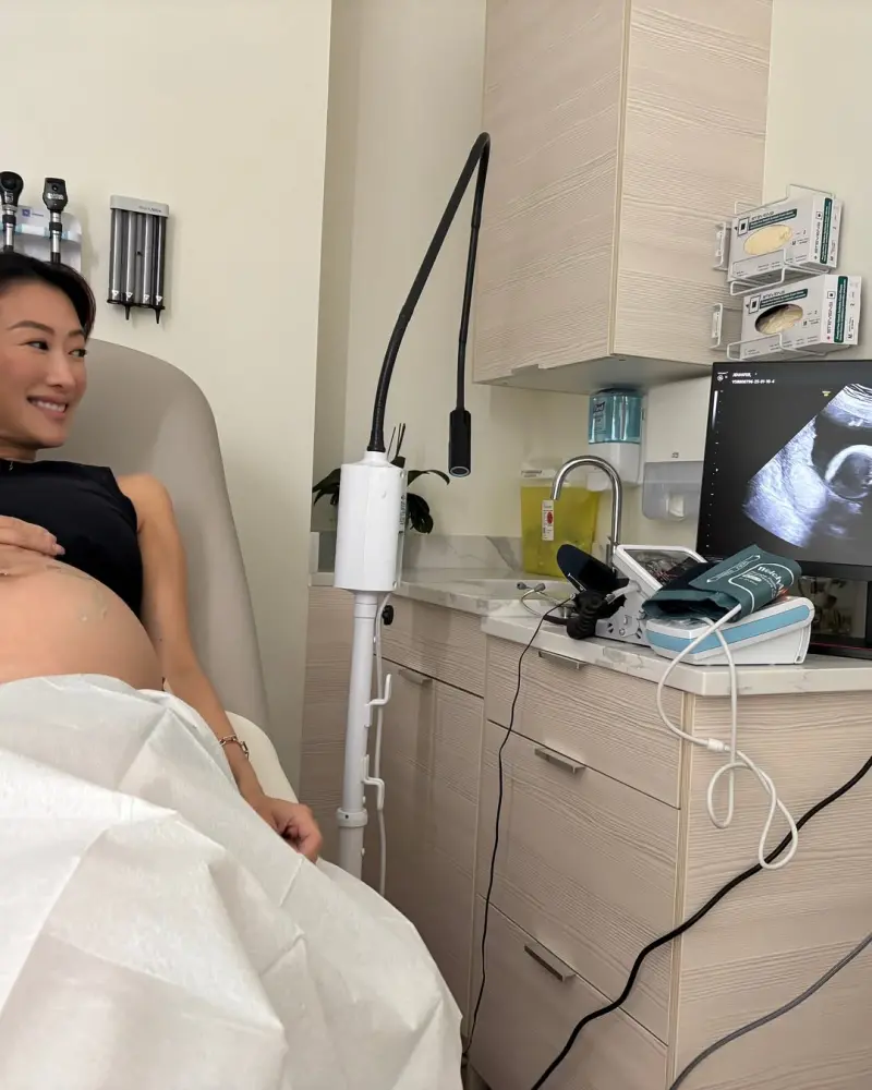 ▲謝婷婷公開多張產檢照片，每張照片都笑得十分燦爛，看得出來很期待二寶的到來。（圖／謝婷婷 IG）