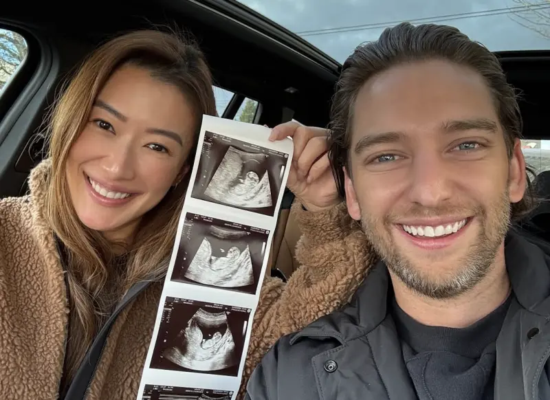 ▲謝霆鋒要當舅舅了！妹妹謝婷婷（左）昨日突然曬出好幾張超音波照片，宣布自己懷上二寶的消息，還與小7歲的澳洲男友在車內放閃。（圖／謝婷婷 IG）