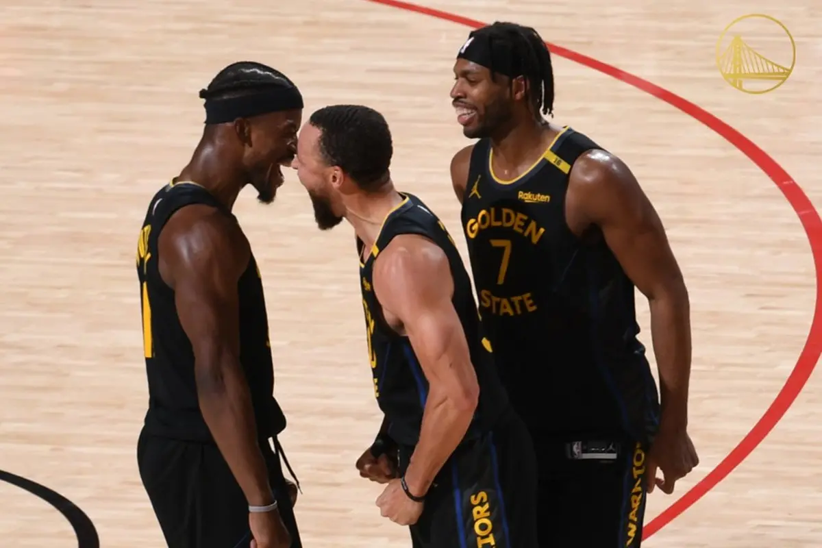 ▲金州勇士以103：89力克休士頓火箭，Stephen Curry（中）與Jimmy Butler（左）和Buddy Hield（右）賽後開心慶祝，也少不了鬥嘴，展現好交情。（圖／取自金州勇士X）