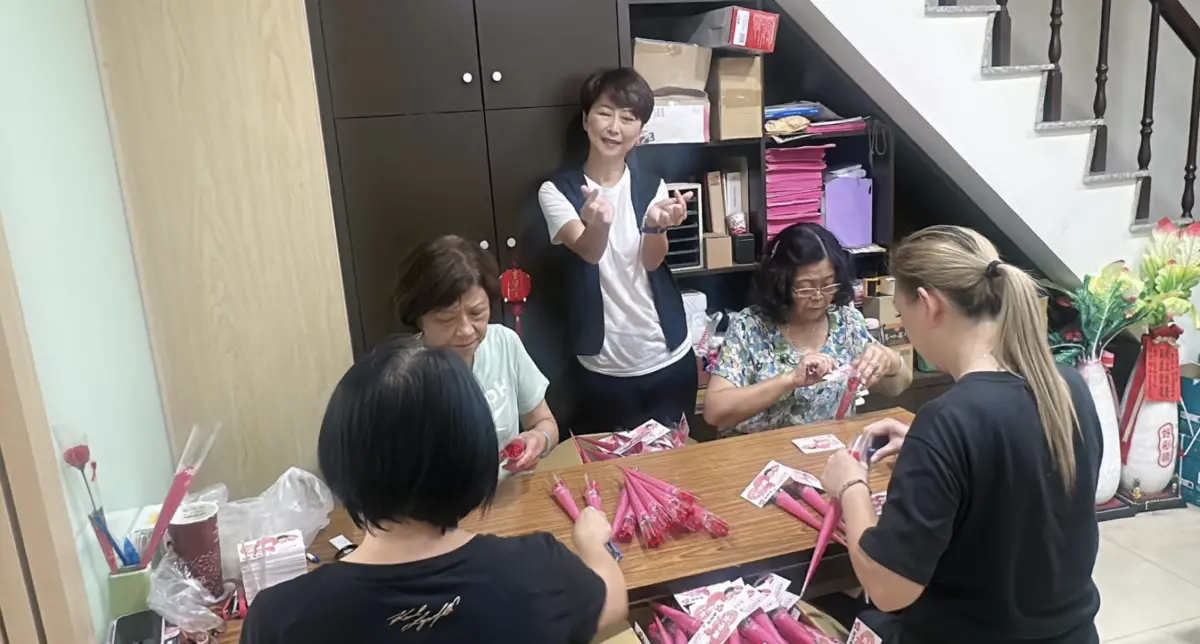 ▲陳亭妃在地方發送康乃馨遭質疑大撒幣，對此發文表示自己真的很難過，母親節什麼時候變得無情又冷漠。（圖／翻攝自陳亭妃臉書）