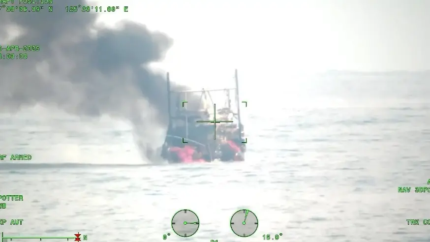 ▲基隆籍「福洋266」漁船於釣魚台東北157浬處發生火燒船事故。（海巡署提供）