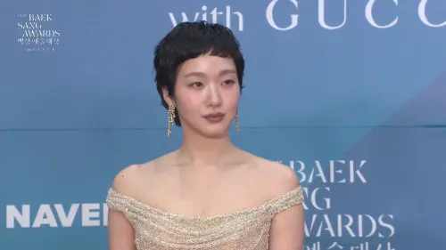 ▲金高銀以金光閃閃的火辣服裝登場。（圖／NAVER TV）