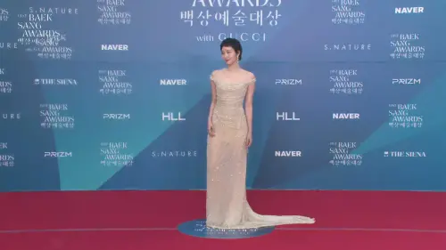 ▲金高銀以金光閃閃的火辣服裝登場。（圖／NAVER TV）