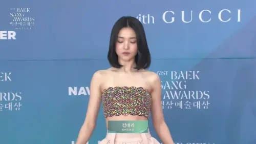 ▲金泰黎的服裝超俏皮。（圖／NAVER TV）