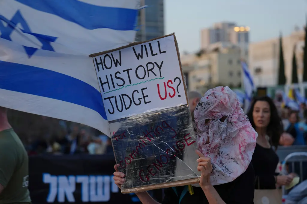 ▲以色列官員5日表示，以色列總理納坦雅胡（Benjamin Netanyahu）的安全內閣已投票批准，擴大對加薩的軍事行動，準備徹底占領並控制整個加薩。圖為呼籲停戰的以色列抗議民眾。（圖／美聯社／達志影像）