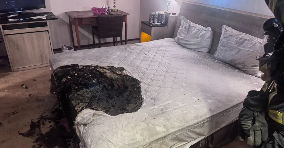 ▲新北市中和區今（5）日發生一起火警，2個喝醉的女客人沒熄菸就睡著，導致床鋪起火。（圖／翻攝畫面）