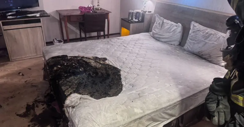 ▲新北市中和區今（5）日發生一起火警，2個喝醉的女客人沒熄菸就睡著，導致床鋪起火。（圖／翻攝畫面）