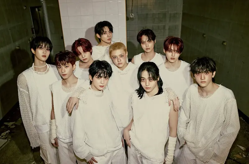 ▲FANTASY BOYS隊長嫝珉瑞不斷在鏡頭前比出國際求救手勢，其中一名成員更向粉絲透露，自己耳朵流血但並未說明原因，所以讓韓網不斷猜測成員們是否遭到經紀公司虐待。（圖／FANTASY BOYS IG）