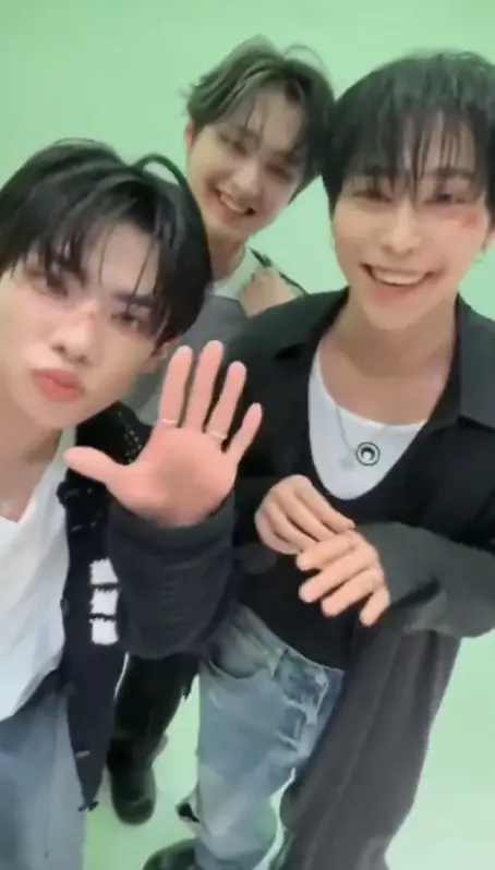 ▲嫝珉瑞（左）過去曾向粉絲透露一整天過得很累，之後更在影片中偷偷比出「求救手勢」。（圖／@DDYODDYONIM X）