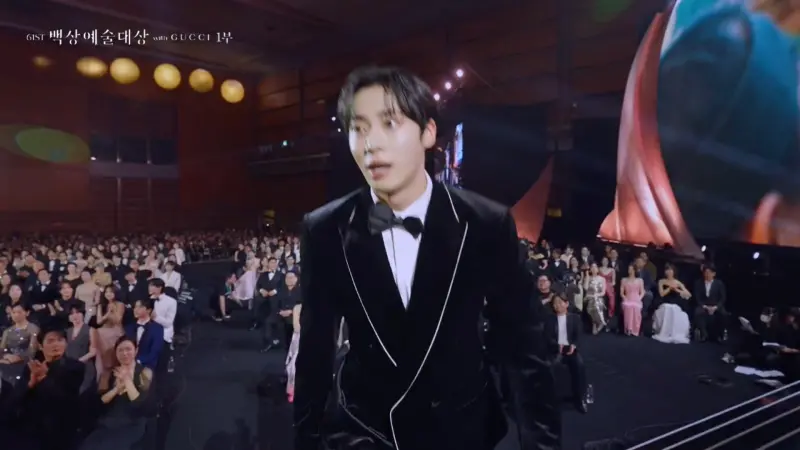 ▲第61屆百想藝術大賞放送部門「最佳男子新人獎」的獲獎者為《玉氏夫人傳》的男主角秋英宇（如圖），他致詞時因為太緊張，一邊說話一邊發抖，於是同為《玉氏夫人傳》的女主角林智妍用微笑替他加油。（圖／NAVER TV）