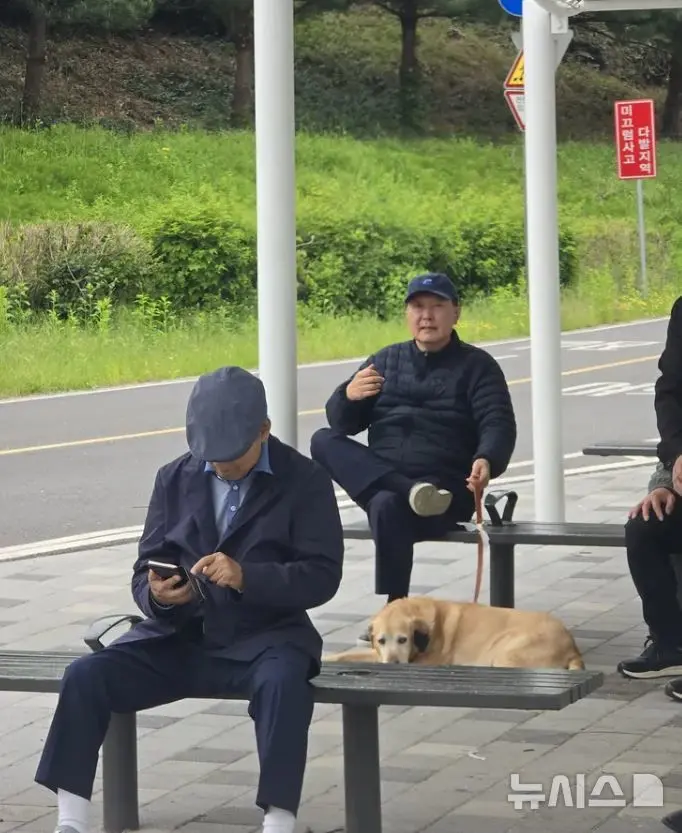 ▲韓國前總統尹錫悅今日在漢江邊遛狗,被目擊民眾拍下身影。(圖/翻攝自《Newsis》)