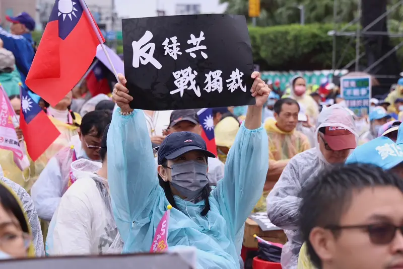 風向變了？大學牆上出現這些反綠標語讓青鳥崩潰了！
