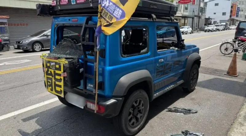 ▲苗栗縣罷免團體「苗栗國罷免立委連線」志工宣傳車5日上午在苑裡鎮遭砸。（圖／翻攝苗栗國罷免立委連線臉書）