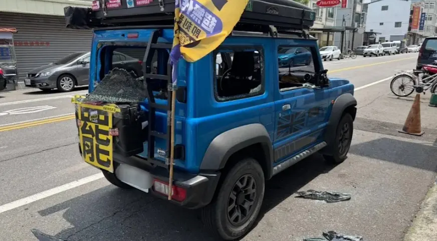 ▲苗栗縣罷免團體「苗栗國罷免立委連線」志工宣傳車5日上午在苑裡鎮遭砸。（圖／翻攝苗栗國罷免立委連線臉書）