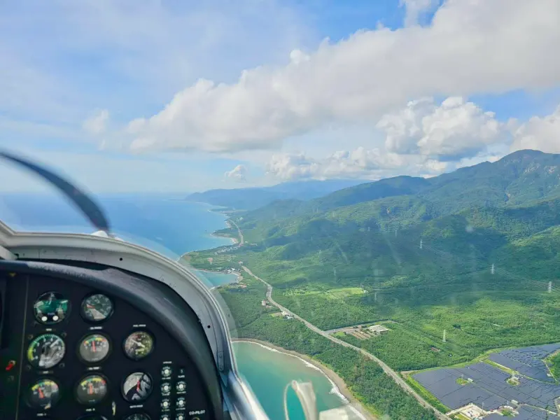 ▲深受矚目的超輕航機飛行體驗，讓遊客以鳥瞰視角欣賞恆春半島壯麗風光。（圖／屏東縣府提供）