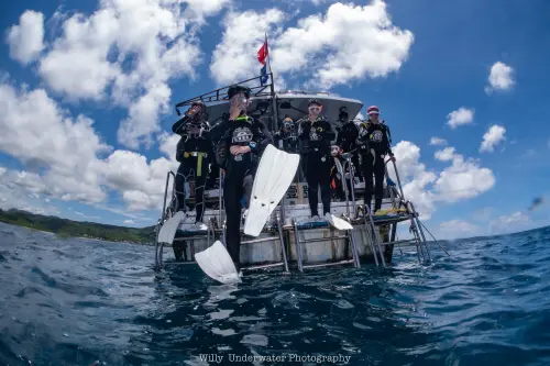 潛入後壁湖珊瑚秘境與熱帶魚共舞,最後登上遊艇暢遊大鵬灣潟湖 ▲潛入後壁湖珊瑚秘境與熱帶魚共舞,最後登上遊艇暢遊大鵬灣潟湖。(圖/屏東縣府提供)