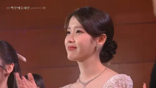 ▲廉惠蘭拿獎，「女兒」IU比誰都開心。（圖／NAVER TV）