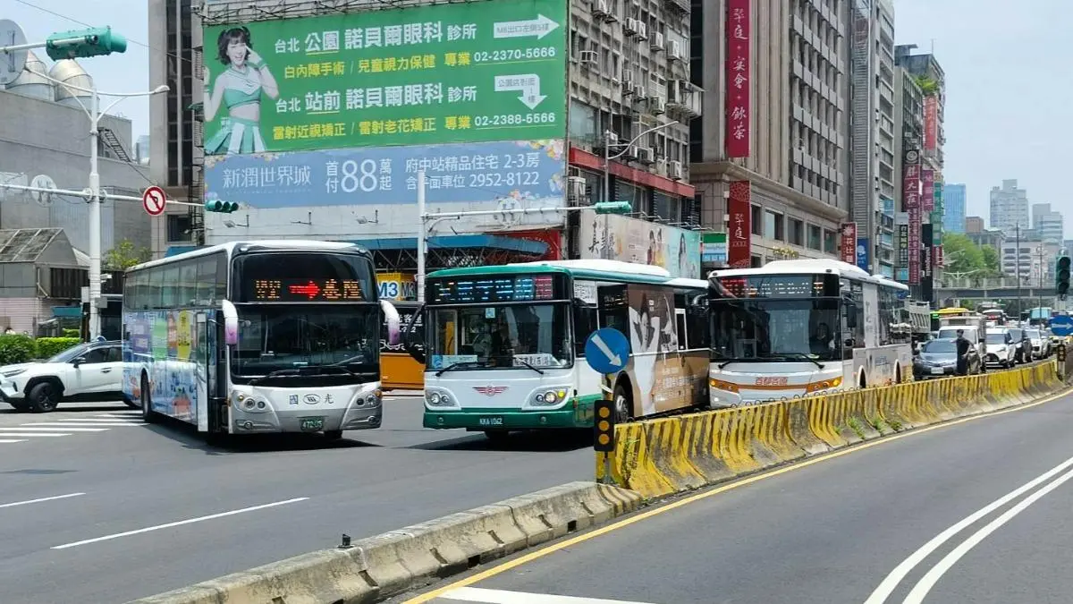 ▲台北車站前5日上午發生3車追撞車禍。（圖／民眾提供）
