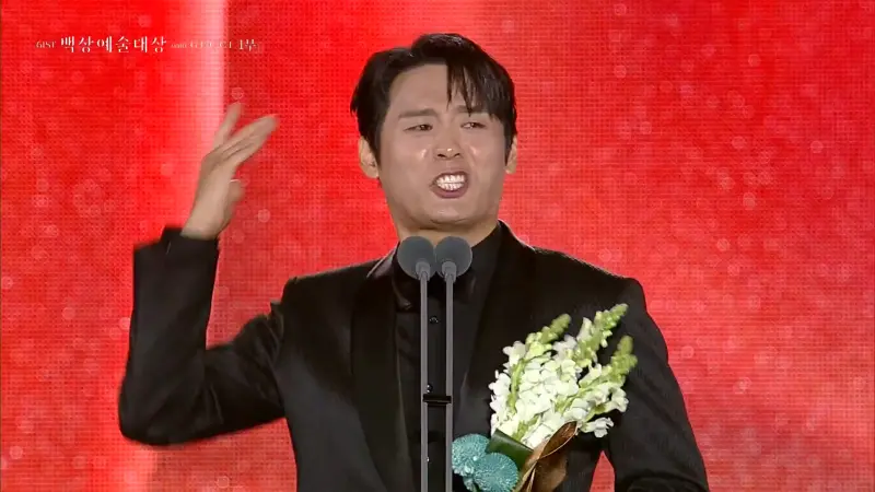 百想／《苦盡》夫商吉拿男配！崔代勳狂發抖　脫口「哈洗」IU偷笑
