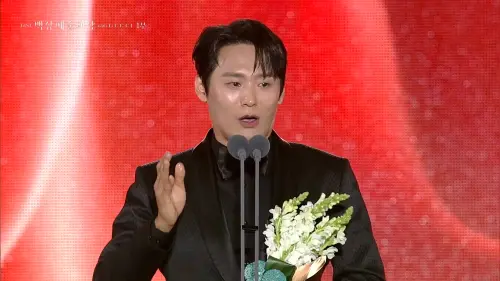 ▲《苦盡柑來遇見你》崔代勳拿百想「最佳男配角」。(圖/NAVER TV) ▲《苦盡柑來遇見你》崔代勳拿百想「最佳男配角」。(圖/NAVER TV)