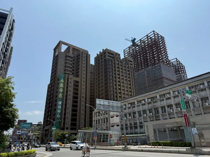 ▲有民眾表示，在新莊看了一陣子房子，認為在新莊買房的話，選上新莊比下新莊好，掀起網路熱烈討論。（圖／記者張家瑋攝）