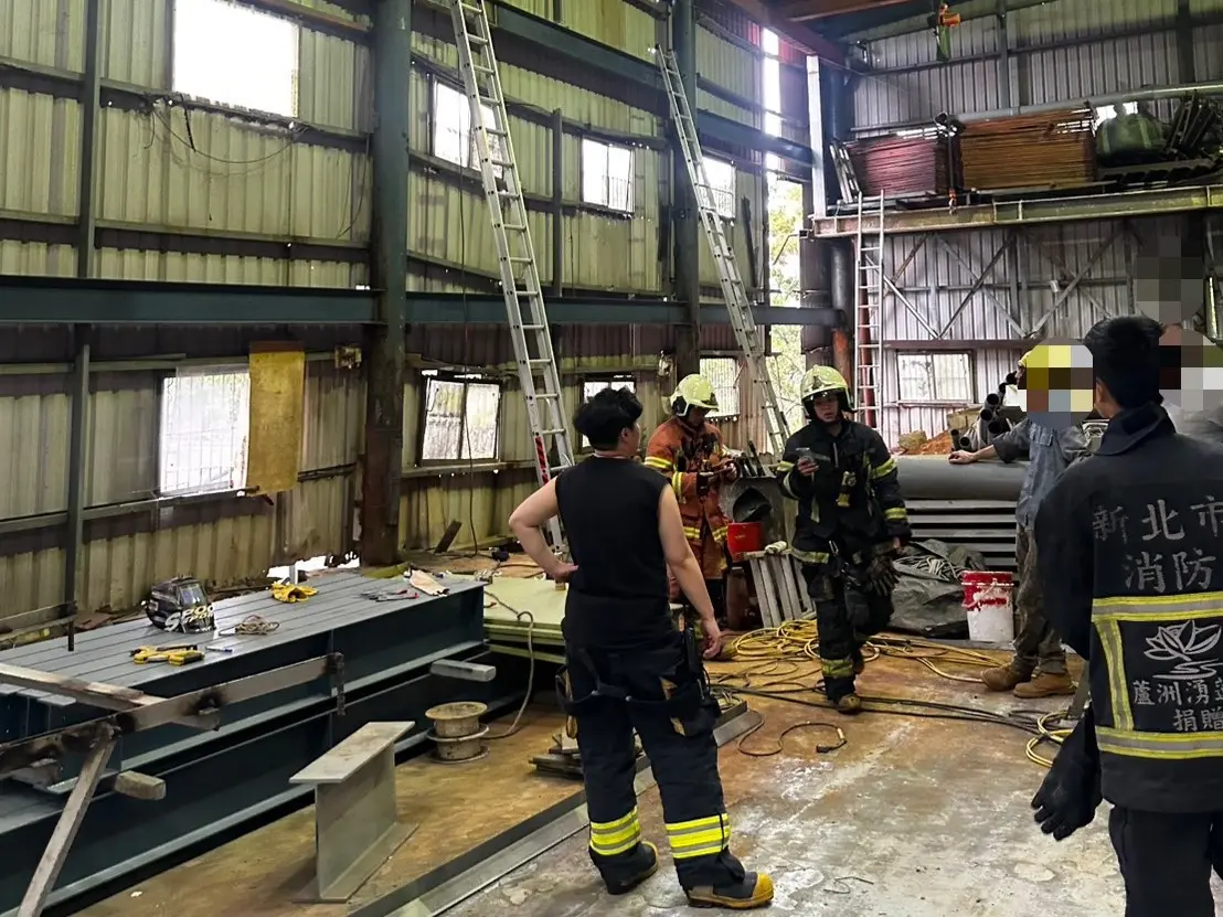 ▲王男爬梯到5公尺高處焊接水管作業時，不慎墜落，送醫仍不治身亡。（圖／翻攝畫面）