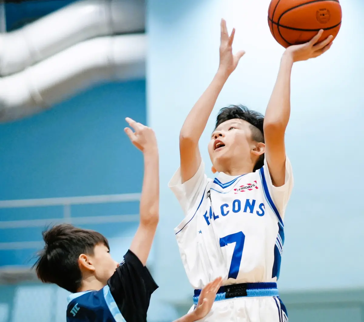 ▲左撇子的范恩愷（右）頂著對手拋投。(圖/U19籃球聯盟提供)