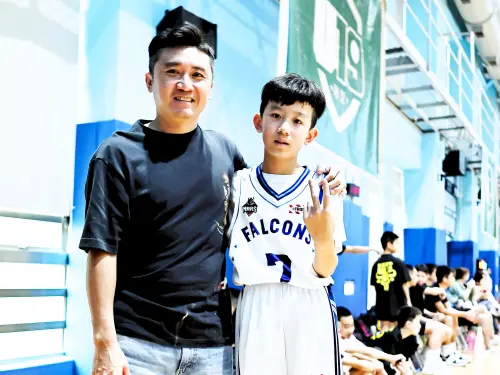 政大男籃教練范耿祥(左)與他兒子范恩愷。(圖/U19籃球聯盟提供) ▲政大男籃教練范耿祥(左)與他兒子范恩愷。(圖/U19籃球聯盟提供)