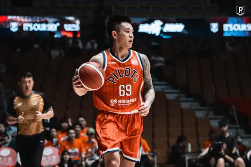 盧峻翔。▲P.LEAGUE+總冠軍賽今(19)日在桃園巨蛋進行第六戰,領航猿靠著盧峻翔、布依德等人的出色發揮,以83:67擊敗富邦勇士,成功將系列賽扳成3:3平手。(圖/領航猿提供) ▲國際籃球總會表示盧峻翔的缺陣將對中華隊戰力出現影響。(圖/領航猿提供)