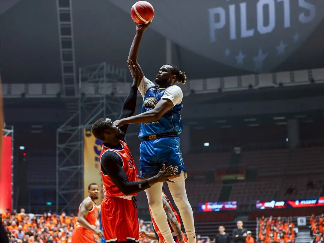 ▲P.LEAGUE+職籃總冠軍賽今（5）日開打，桃園璞園領航猿對決臺北富邦勇士，雙方一路激戰到末節難分難捨，沃特斯補籃讓富邦超前，之後莫巴耶5罰4中幫助球隊以78：76鎖定勝利。（圖／富邦勇士提供）