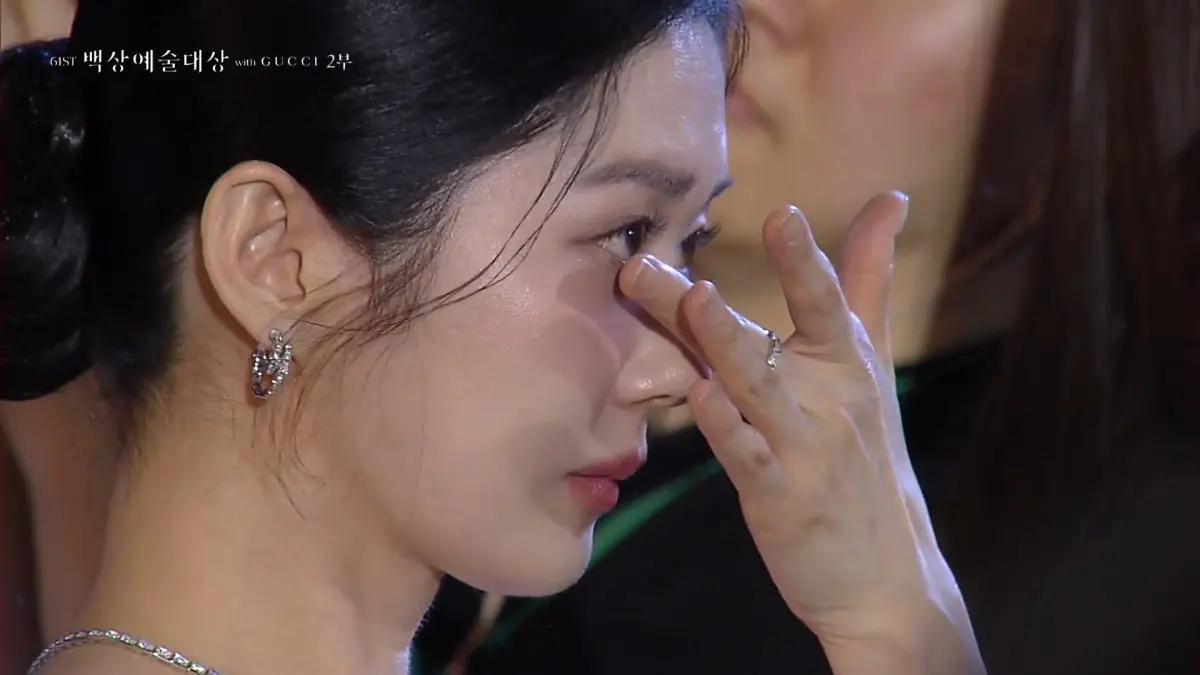 ▲《百想藝術大賞》的表演環節上，廉惠蘭代表謝謝幕後工作人員們，台下大咖們聽到落淚，圖為張娜拉，因為她的老公就是劇組的攝影師，似乎感同深受而感動落淚。（圖／NAVER TV）