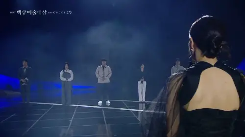 ▲廉惠蘭「背對鏡頭」不露臉，因為想讓大家看清楚幕後英雄的臉。（圖／NAVER TV）