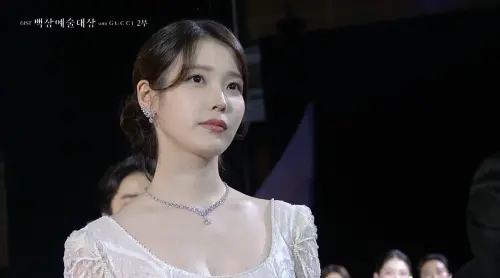 ▲第61屆百想藝術大賞戲劇類「最佳作品獎」由《苦盡柑來遇見你》拿下，同劇演員IU（如圖）、廉惠蘭等人表情看起來非常感動。（圖／NAVER TV）