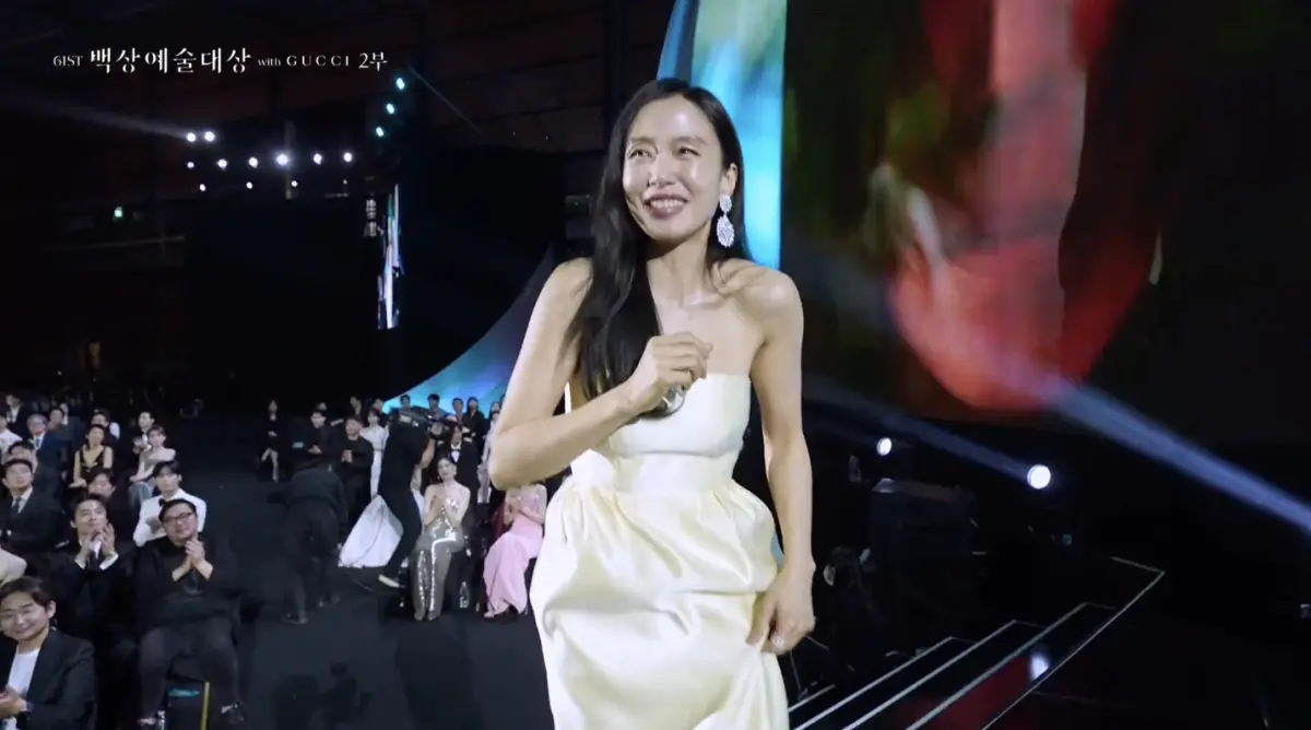 ▲第61屆百想藝術大賞電影部門「最佳女主角」由出演《左輪手槍》的全道嬿（如圖），擊敗宋慧喬成為本屆影后。（圖／NAVER TV）