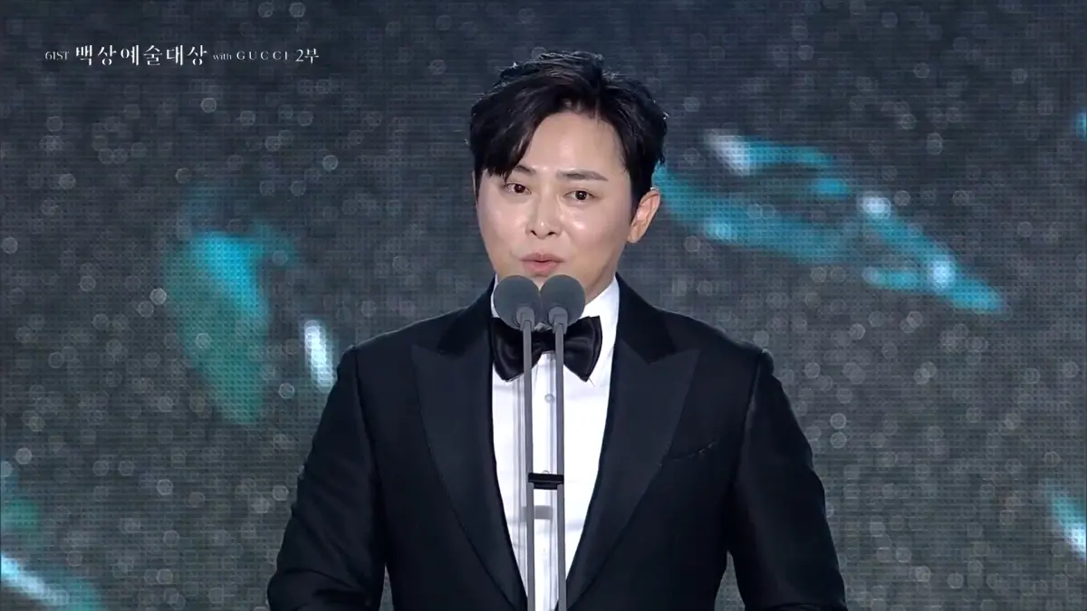 ▲《變身機長》曹政奭是本屆百想藝術大賞的影帝，台上不忘謝謝老婆Gummy。（圖／翻攝NAVER TV）