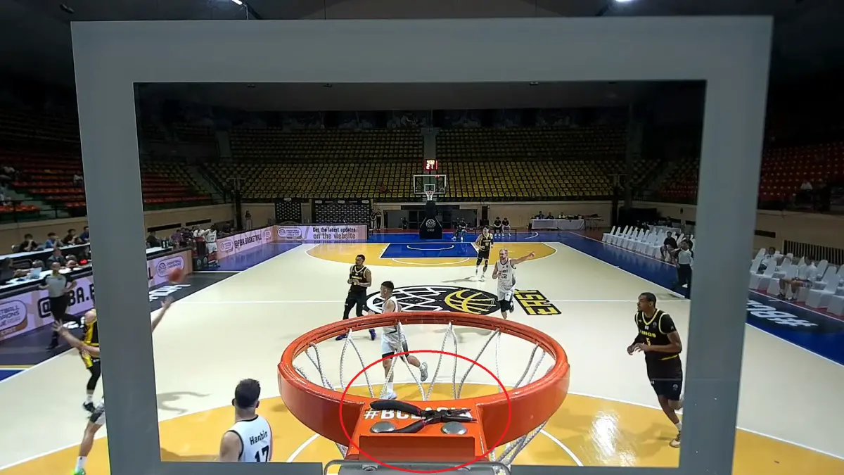 ▲新北國王今（5）日與新加坡聖公文化在泰國曼谷參加BCL EAST資格賽賽事，首節國王球員進攻的籃框上方居然放著一把「尖嘴鉗」。（圖／擷取自FIBA Basketball youtube）