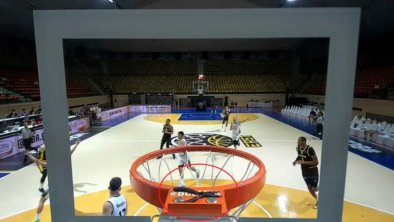 ▲新北國王今（5）日與新加坡聖公文化在泰國曼谷參加BCL EAST資格賽賽事，首節國王球員進攻的籃框上方居然放著一把「尖嘴鉗」。（圖／擷取自FIBA Basketball youtube）