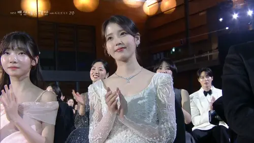 ▲IU雖然沒有拿獎，但仍給予金泰梨熱烈的掌聲。（圖／NAVER TV）