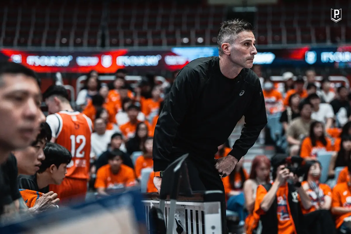 ▲富邦勇士首戰以78：76驚險取勝。但賽後領航猿總教練卡米諾斯拿出電腦畫面，直指今天聯盟判決的三大瑕疵，更質疑「為何都是富邦得利」，對於總冠軍賽的吹判品質相當不滿。（圖／領航猿提供）