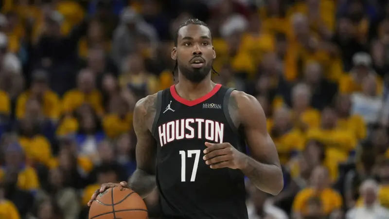 ▲NBA季後賽西區首輪迎來搶七大戰，最終由勇士以103：89擊敗火箭，系列賽以4：3晉級下一輪。賽後，火箭年輕前鋒Tari Eason坐在板凳席上，情緒崩潰，難掩失落，用毛巾掩面痛哭，成為這場比賽最令人唏噓的一幕。（圖／美聯社／達志影像）