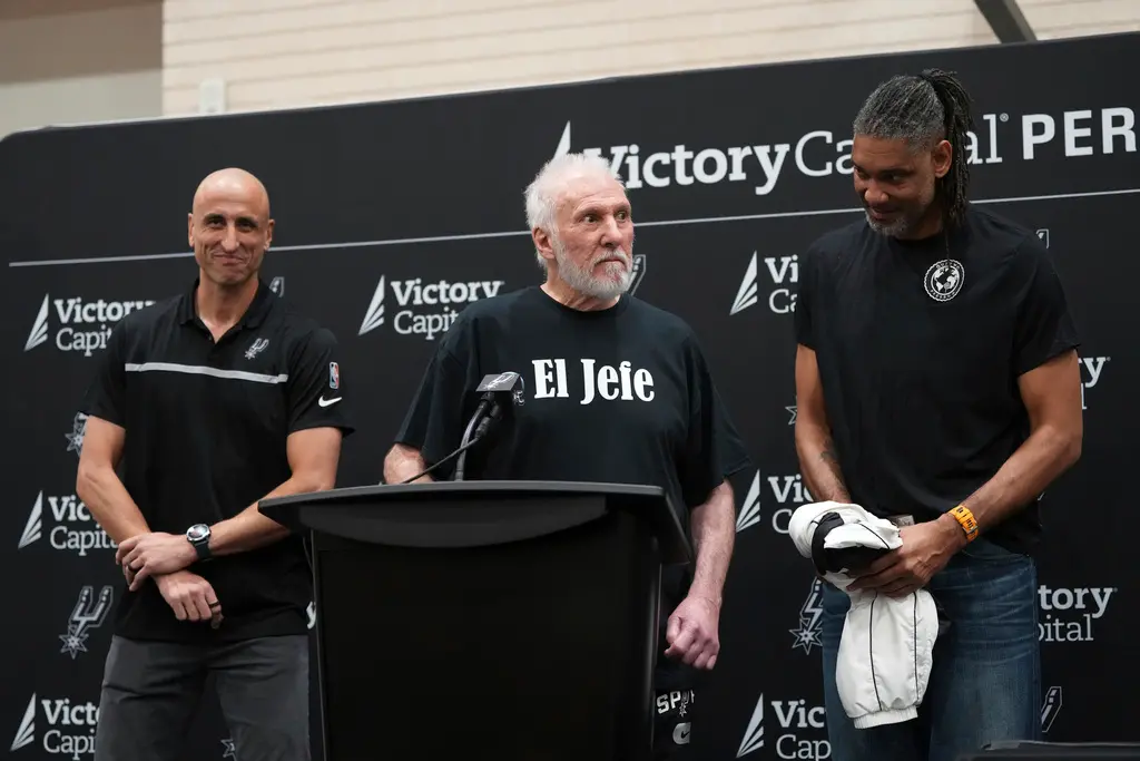 ▲聖安東尼奧馬刺正式宣布由Mitch Johnson接任總教練一職的記者會上，76歲的Gregg Popovich自中風後首次公開露面，令現場所有人又驚又喜。（圖／美聯社／達志影像）