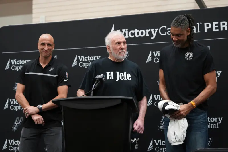 ▲聖安東尼奧馬刺正式宣布由Mitch Johnson接任總教練一職的記者會上，76歲的Gregg Popovich自中風後首次公開露面，令現場所有人又驚又喜。（圖／美聯社／達志影像）